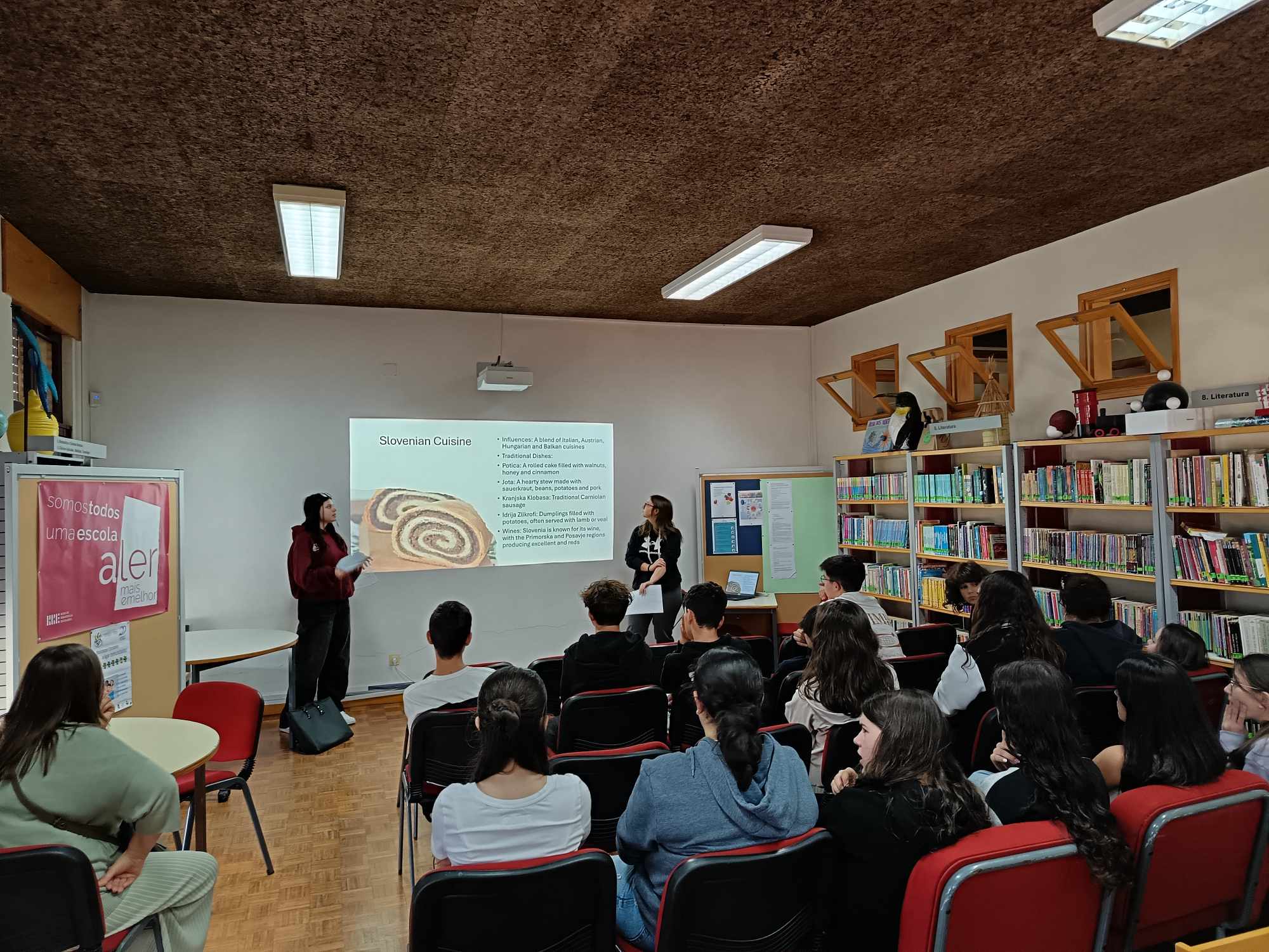 Estagiárias eslovenas na biblioteca escolar