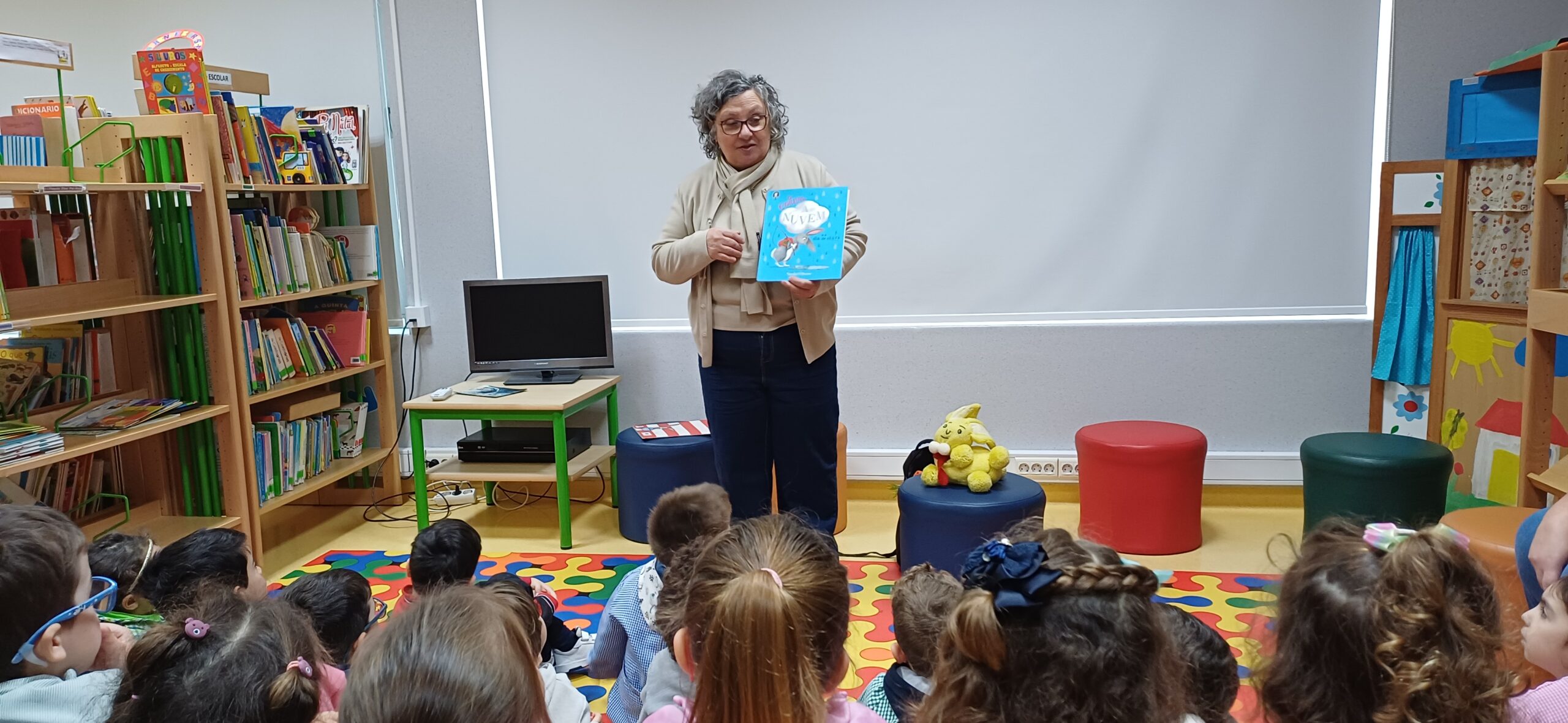 Voluntária da Leitura leva arco-íris à EB Monsenhor Elísio Araújo