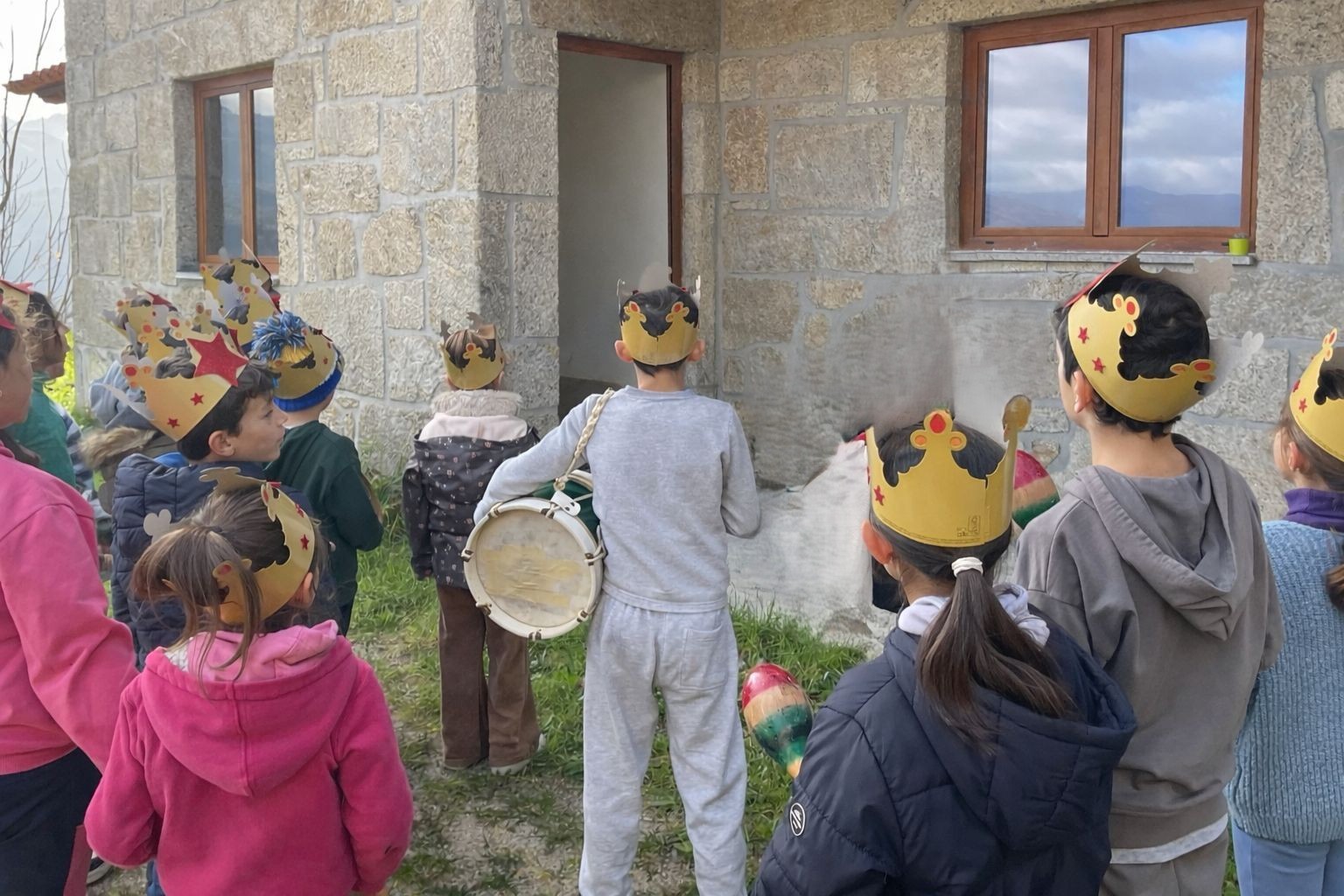 Alunos da EB de Oriz S. Miguel cantaram os Reis pela freguesia